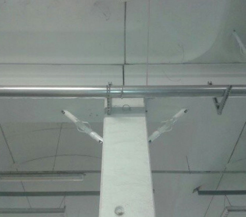 Dissipatori sismici installati su un capannone industriale