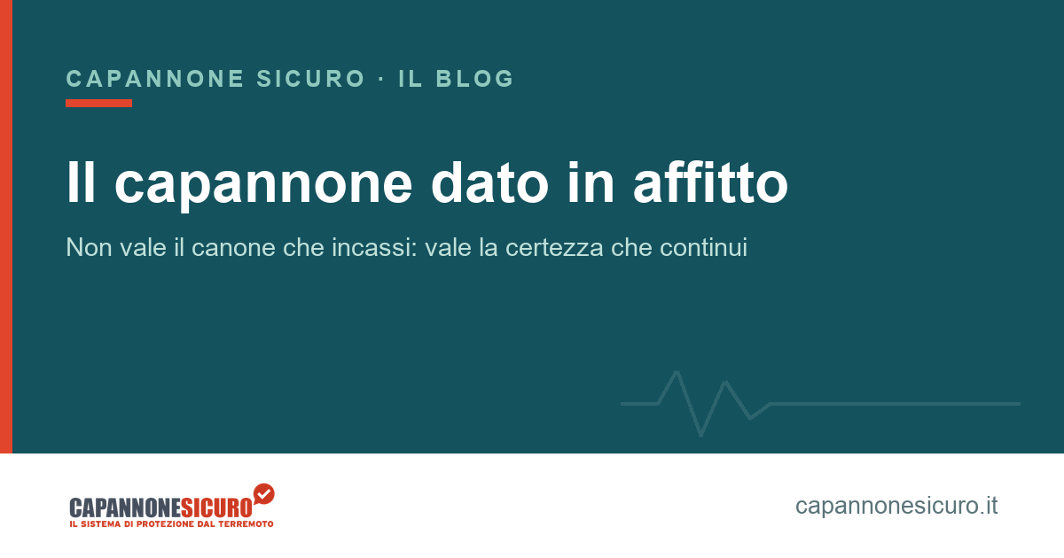 capannone dato in affitto: il portone chiuso di un capannone prefabbricato con l'insegna dell'inquilino